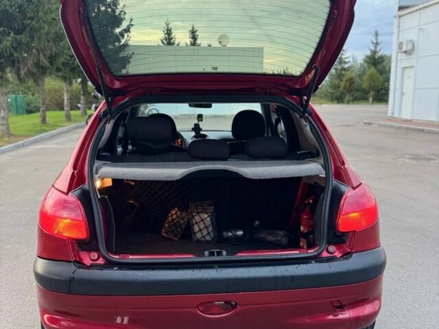 Красный Пежо 206, объемом двигателя 1.4 л и пробегом 236 тыс. км за 1900 $, фото 4 на Automoto.ua