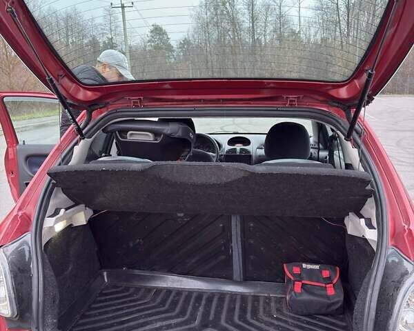 Красный Пежо 206, объемом двигателя 1.4 л и пробегом 179 тыс. км за 3600 $, фото 17 на Automoto.ua