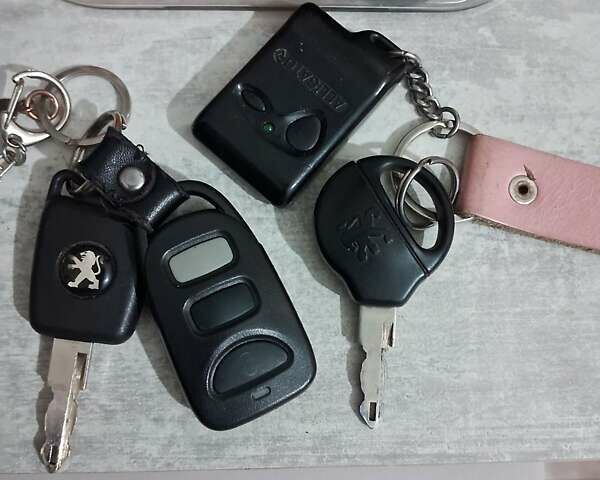 Красный Пежо 206, объемом двигателя 1.4 л и пробегом 179 тыс. км за 3600 $, фото 25 на Automoto.ua