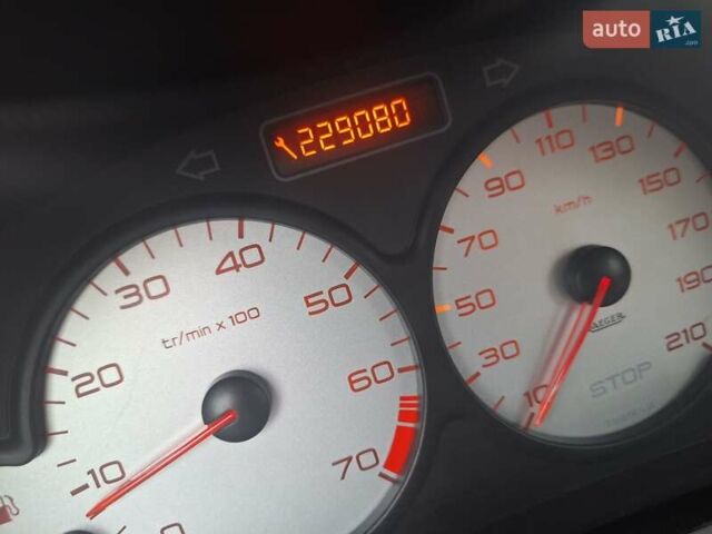 Красный Пежо 206, объемом двигателя 1.36 л и пробегом 230 тыс. км за 2200 $, фото 42 на Automoto.ua