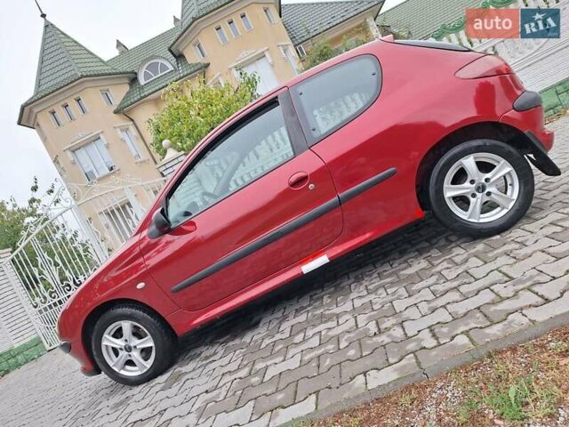 Красный Пежо 206, объемом двигателя 1.36 л и пробегом 230 тыс. км за 2200 $, фото 2 на Automoto.ua