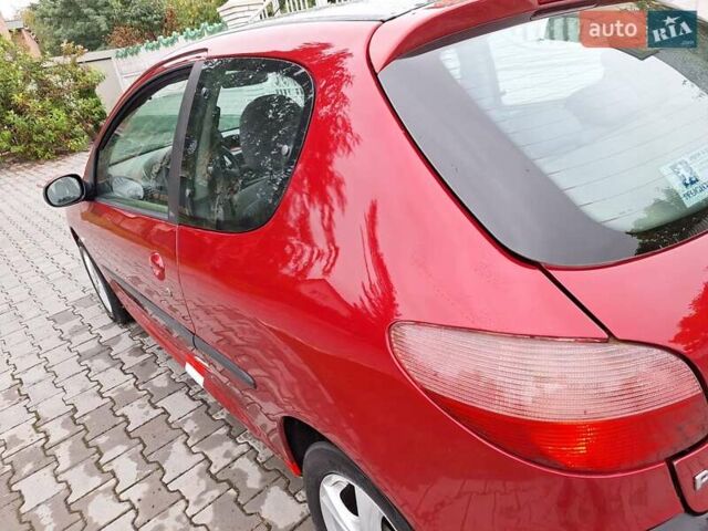 Красный Пежо 206, объемом двигателя 1.36 л и пробегом 230 тыс. км за 2200 $, фото 5 на Automoto.ua