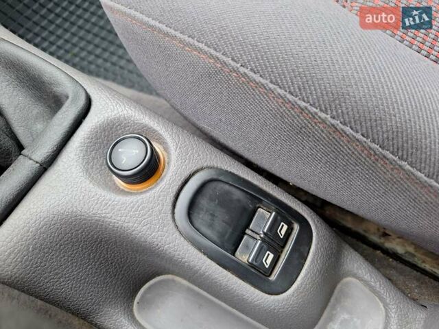 Красный Пежо 206, объемом двигателя 1.36 л и пробегом 230 тыс. км за 2200 $, фото 43 на Automoto.ua