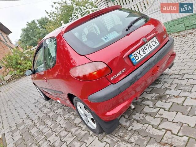 Красный Пежо 206, объемом двигателя 1.36 л и пробегом 230 тыс. км за 2200 $, фото 9 на Automoto.ua