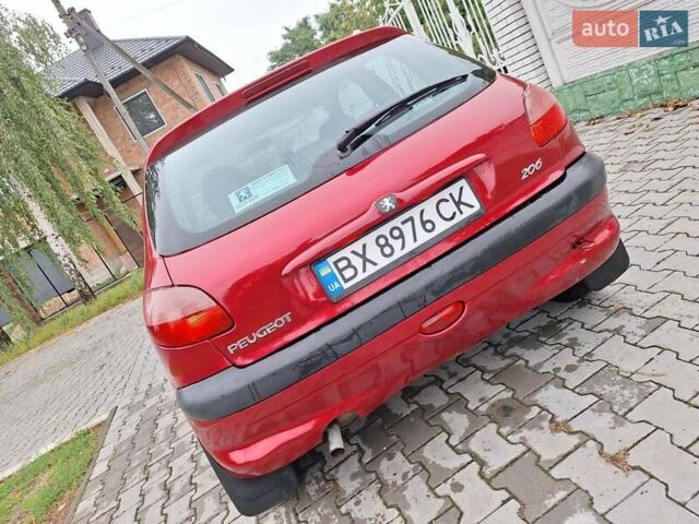 Красный Пежо 206, объемом двигателя 1.36 л и пробегом 230 тыс. км за 2200 $, фото 6 на Automoto.ua
