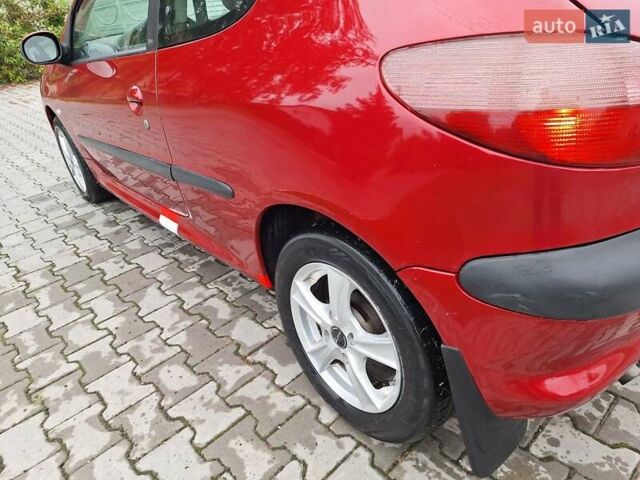 Красный Пежо 206, объемом двигателя 1.36 л и пробегом 230 тыс. км за 2200 $, фото 4 на Automoto.ua