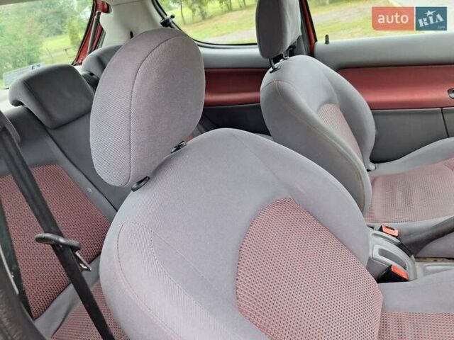 Красный Пежо 206, объемом двигателя 1.36 л и пробегом 230 тыс. км за 2200 $, фото 24 на Automoto.ua