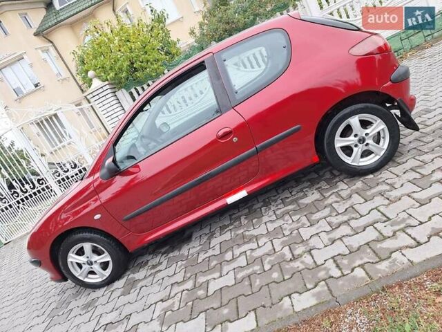 Красный Пежо 206, объемом двигателя 1.36 л и пробегом 230 тыс. км за 2200 $, фото 7 на Automoto.ua