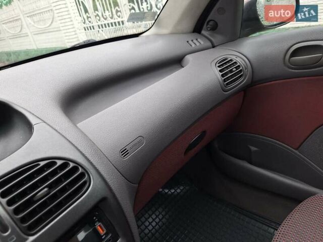 Красный Пежо 206, объемом двигателя 1.36 л и пробегом 230 тыс. км за 2200 $, фото 34 на Automoto.ua