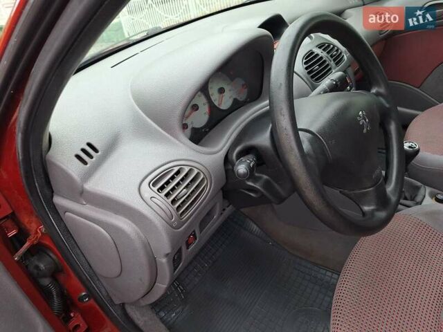 Красный Пежо 206, объемом двигателя 1.36 л и пробегом 230 тыс. км за 2200 $, фото 37 на Automoto.ua