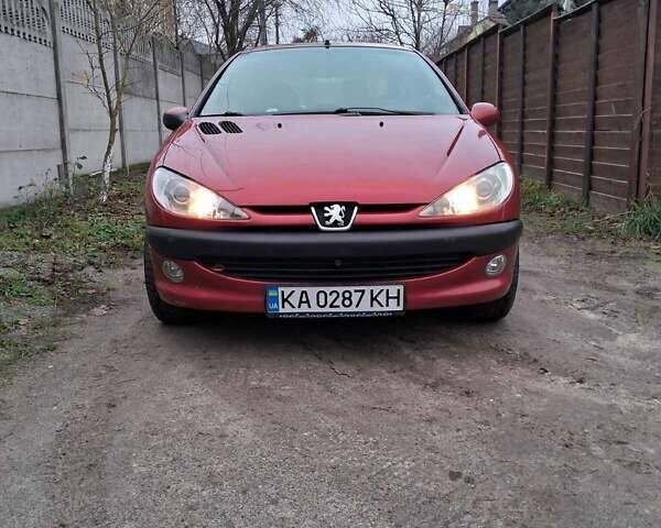 Красный Пежо 206, объемом двигателя 1.4 л и пробегом 179 тыс. км за 3600 $, фото 1 на Automoto.ua