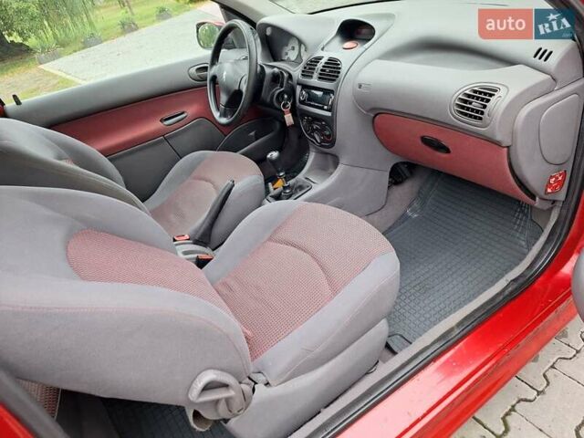 Красный Пежо 206, объемом двигателя 1.36 л и пробегом 230 тыс. км за 2200 $, фото 25 на Automoto.ua