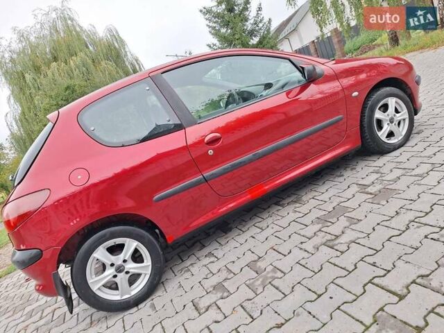 Красный Пежо 206, объемом двигателя 1.36 л и пробегом 230 тыс. км за 2200 $, фото 14 на Automoto.ua
