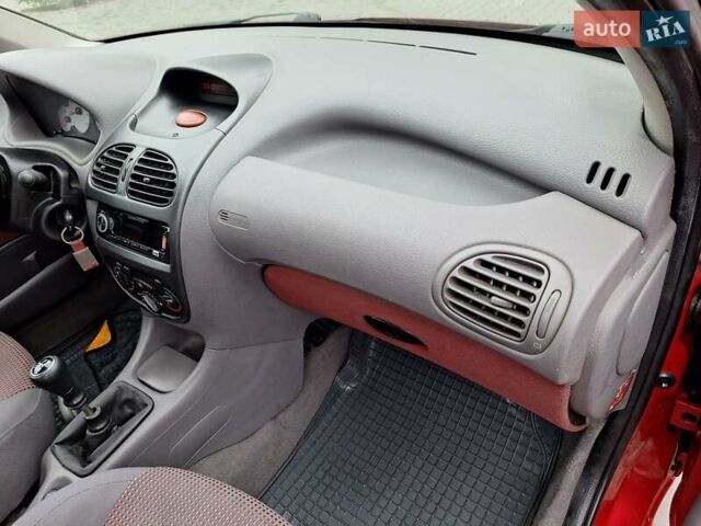 Красный Пежо 206, объемом двигателя 1.36 л и пробегом 230 тыс. км за 2200 $, фото 26 на Automoto.ua