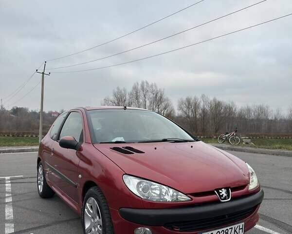 Красный Пежо 206, объемом двигателя 1.4 л и пробегом 179 тыс. км за 3600 $, фото 2 на Automoto.ua