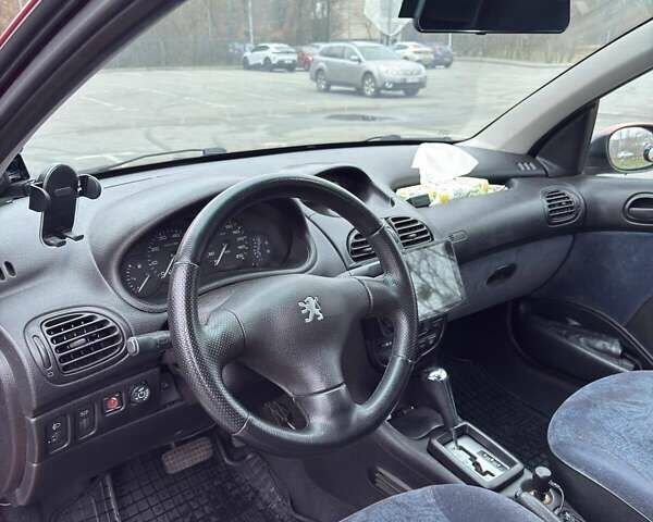 Красный Пежо 206, объемом двигателя 1.4 л и пробегом 179 тыс. км за 3600 $, фото 14 на Automoto.ua