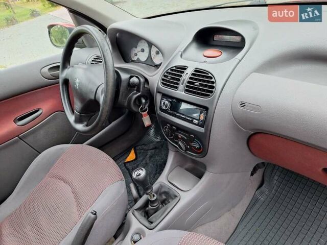 Красный Пежо 206, объемом двигателя 1.36 л и пробегом 230 тыс. км за 2200 $, фото 27 на Automoto.ua