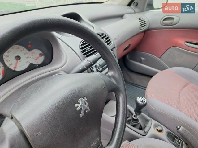 Красный Пежо 206, объемом двигателя 1.36 л и пробегом 230 тыс. км за 2200 $, фото 33 на Automoto.ua
