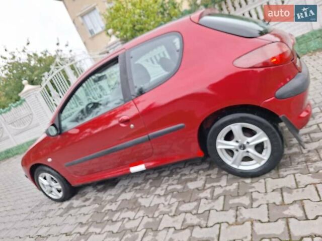Красный Пежо 206, объемом двигателя 1.36 л и пробегом 230 тыс. км за 2200 $, фото 1 на Automoto.ua
