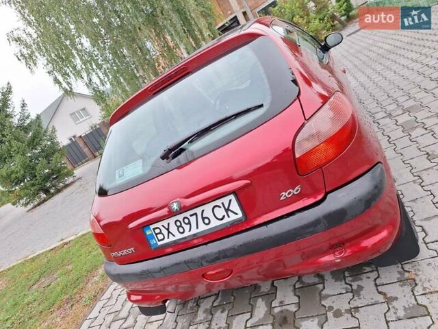 Красный Пежо 206, объемом двигателя 1.36 л и пробегом 230 тыс. км за 2200 $, фото 10 на Automoto.ua