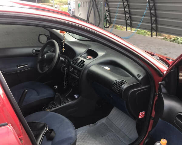 Красный Пежо 206, объемом двигателя 1.4 л и пробегом 270 тыс. км за 3350 $, фото 9 на Automoto.ua