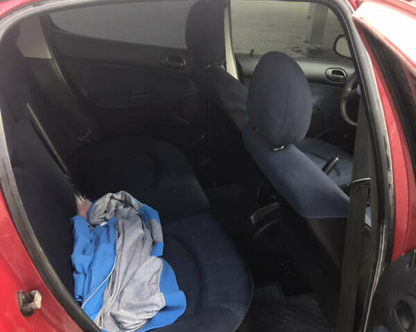 Красный Пежо 206, объемом двигателя 1.4 л и пробегом 270 тыс. км за 3350 $, фото 1 на Automoto.ua