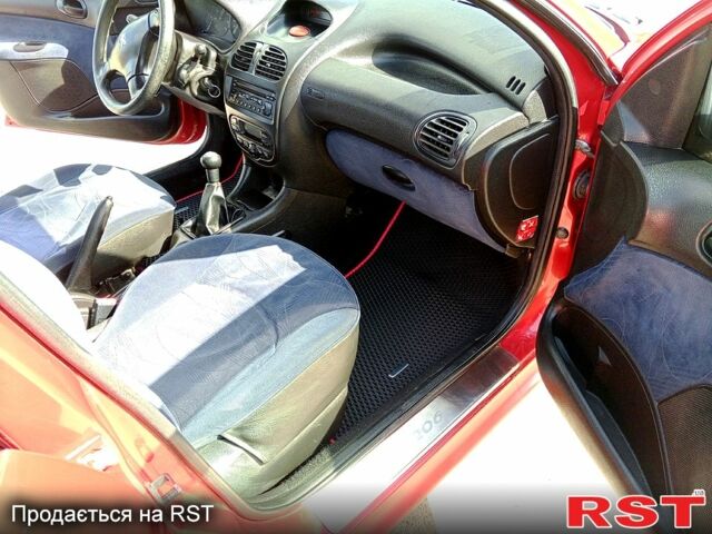 Красный Пежо 206, объемом двигателя 1.4 л и пробегом 300 тыс. км за 3700 $, фото 1 на Automoto.ua