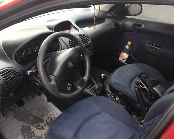 Красный Пежо 206, объемом двигателя 1.4 л и пробегом 270 тыс. км за 3350 $, фото 4 на Automoto.ua