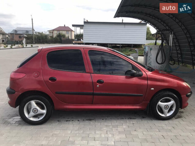 Красный Пежо 206, объемом двигателя 1.4 л и пробегом 270 тыс. км за 3350 $, фото 3 на Automoto.ua