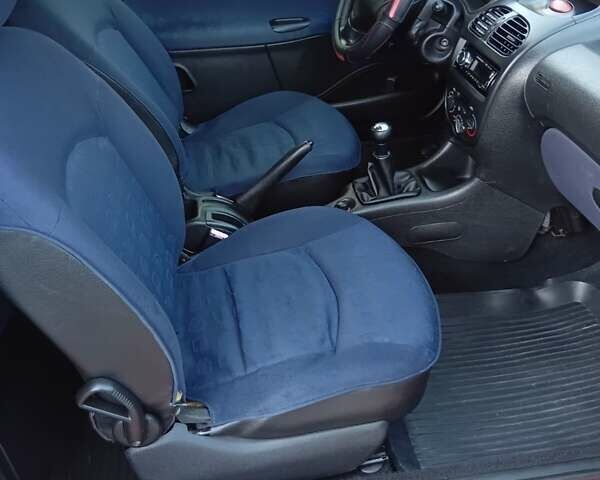 Червоний Пежо 206, об'ємом двигуна 1.1 л та пробігом 180 тис. км за 2200 $, фото 5 на Automoto.ua