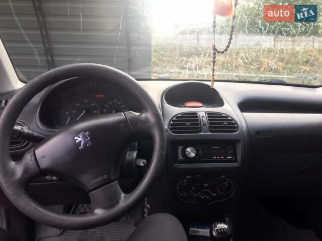 Красный Пежо 206, объемом двигателя 1.4 л и пробегом 270 тыс. км за 3350 $, фото 7 на Automoto.ua