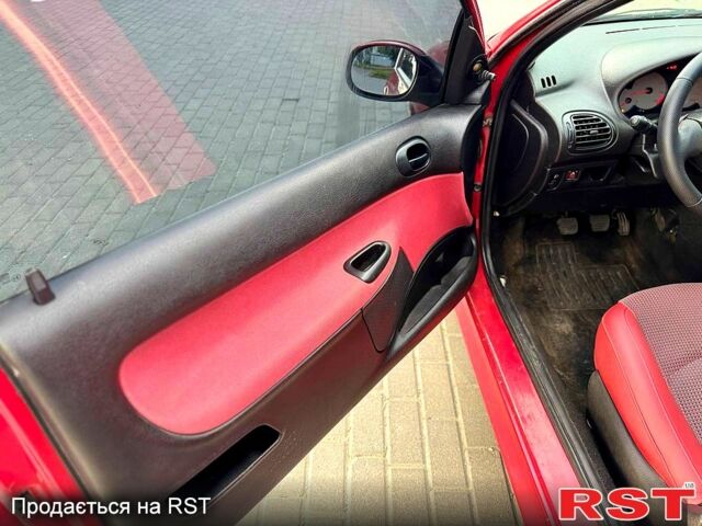 Червоний Пежо 206, об'ємом двигуна 1.1 л та пробігом 125 тис. км за 3500 $, фото 5 на Automoto.ua