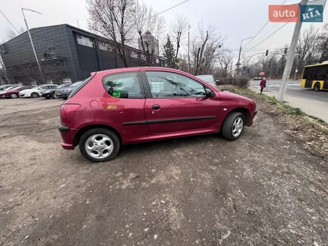 Червоний Пежо 206, об'ємом двигуна 1.12 л та пробігом 161 тис. км за 2200 $, фото 3 на Automoto.ua