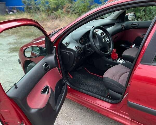 Червоний Пежо 206, об'ємом двигуна 1.36 л та пробігом 195 тис. км за 3700 $, фото 8 на Automoto.ua