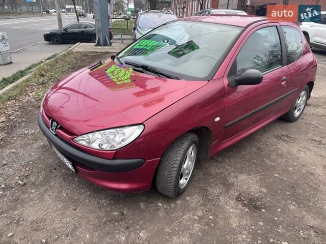 Червоний Пежо 206, об'ємом двигуна 1.12 л та пробігом 161 тис. км за 2200 $, фото 1 на Automoto.ua