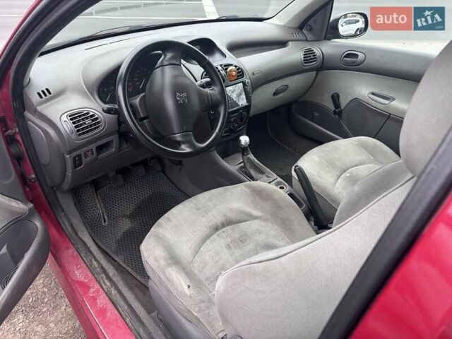 Червоний Пежо 206, об'ємом двигуна 1.12 л та пробігом 161 тис. км за 2200 $, фото 13 на Automoto.ua