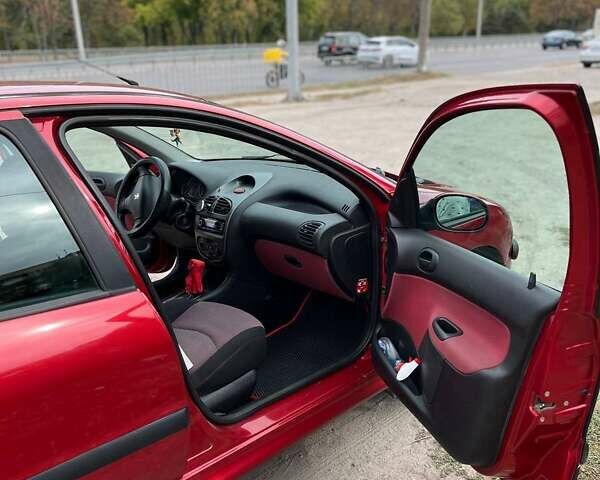 Червоний Пежо 206, об'ємом двигуна 1.36 л та пробігом 195 тис. км за 3700 $, фото 11 на Automoto.ua