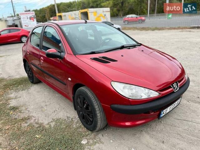 Червоний Пежо 206, об'ємом двигуна 1.36 л та пробігом 195 тис. км за 3700 $, фото 4 на Automoto.ua