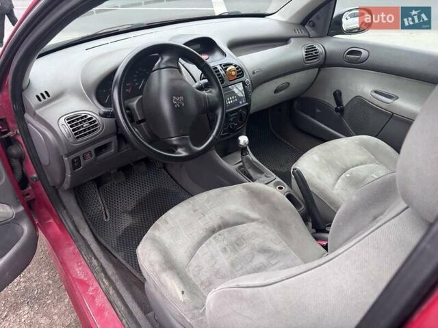 Червоний Пежо 206, об'ємом двигуна 1.12 л та пробігом 161 тис. км за 2200 $, фото 12 на Automoto.ua