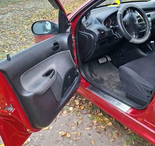 Красный Пежо 206, объемом двигателя 1.4 л и пробегом 199 тыс. км за 3900 $, фото 10 на Automoto.ua