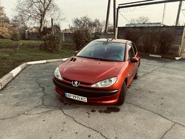 Красный Пежо 206, объемом двигателя 1.4 л и пробегом 241 тыс. км за 3200 $, фото 2 на Automoto.ua