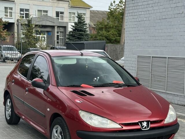 Красный Пежо 206, объемом двигателя 1.6 л и пробегом 195 тыс. км за 3750 $, фото 1 на Automoto.ua
