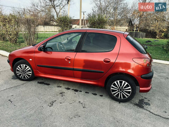Красный Пежо 206, объемом двигателя 1.36 л и пробегом 241 тыс. км за 3200 $, фото 4 на Automoto.ua