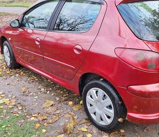 Красный Пежо 206, объемом двигателя 1.4 л и пробегом 199 тыс. км за 3900 $, фото 4 на Automoto.ua