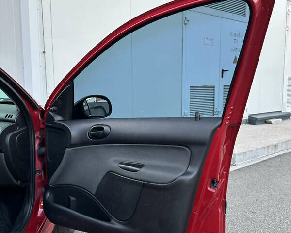 Красный Пежо 206, объемом двигателя 1.4 л и пробегом 263 тыс. км за 2600 $, фото 21 на Automoto.ua