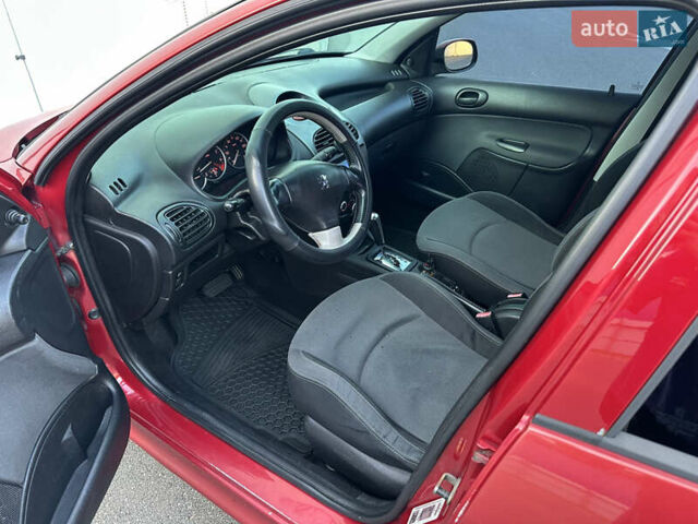 Красный Пежо 206, объемом двигателя 1.4 л и пробегом 263 тыс. км за 2600 $, фото 18 на Automoto.ua