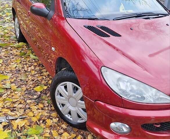 Красный Пежо 206, объемом двигателя 1.4 л и пробегом 199 тыс. км за 3900 $, фото 2 на Automoto.ua