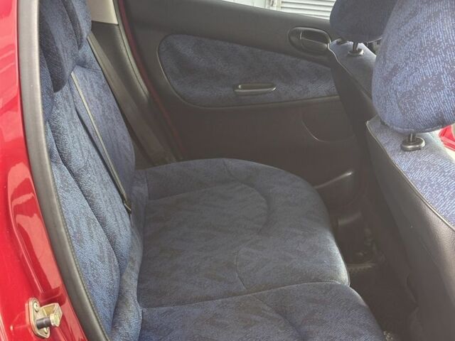 Красный Пежо 206, объемом двигателя 1.6 л и пробегом 195 тыс. км за 3750 $, фото 15 на Automoto.ua