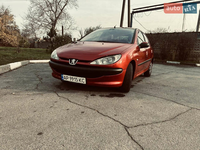 Красный Пежо 206, объемом двигателя 1.36 л и пробегом 241 тыс. км за 3200 $, фото 1 на Automoto.ua