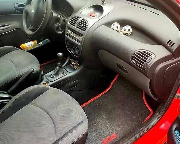 Красный Пежо 206, объемом двигателя 1.4 л и пробегом 211 тыс. км за 3000 $, фото 4 на Automoto.ua